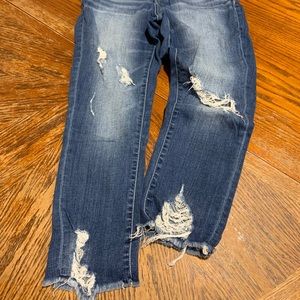 Buckle Black Distressed Capri